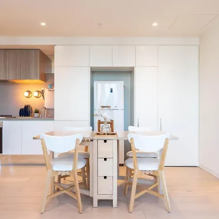 Cozy & Spacious 2B2B Apt In Cbd Melbourne Exterior photo